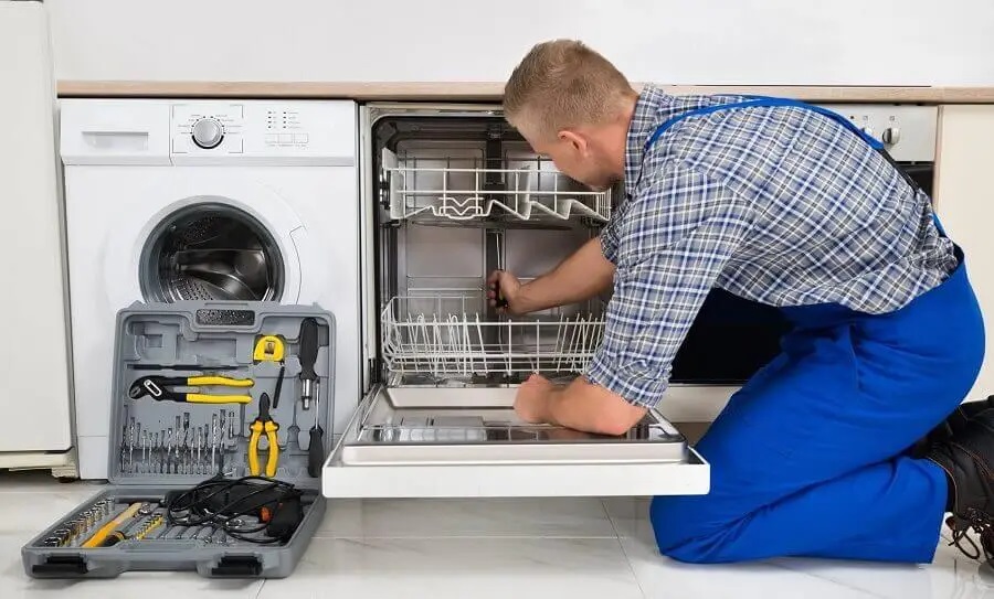 Serdivan Sunny servisi teknisyen ekibi beyaz eşya tamiri yaparken